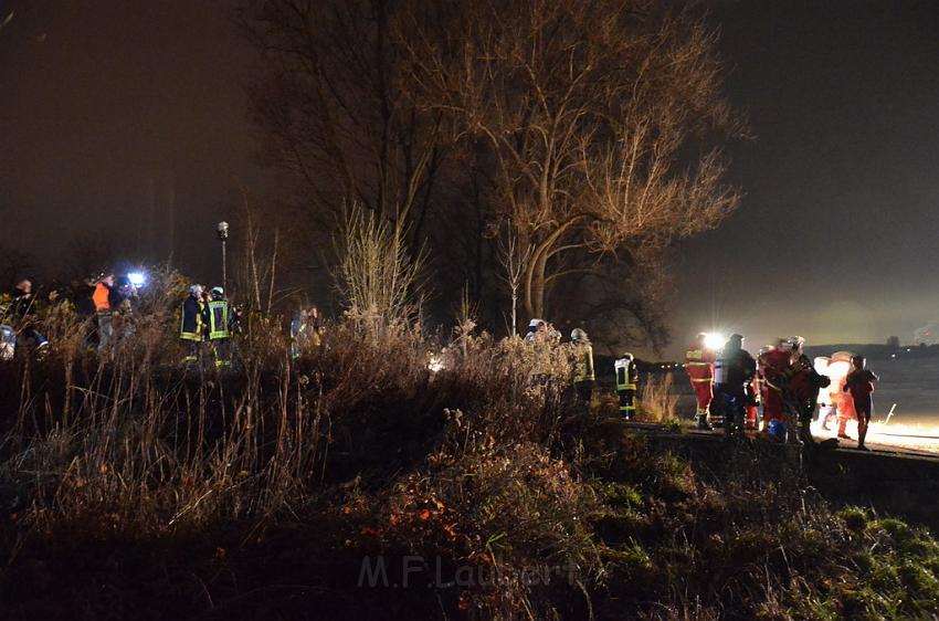 Einsatz BF Koeln PKW im Rhein Mondorf Hersel P050.JPG